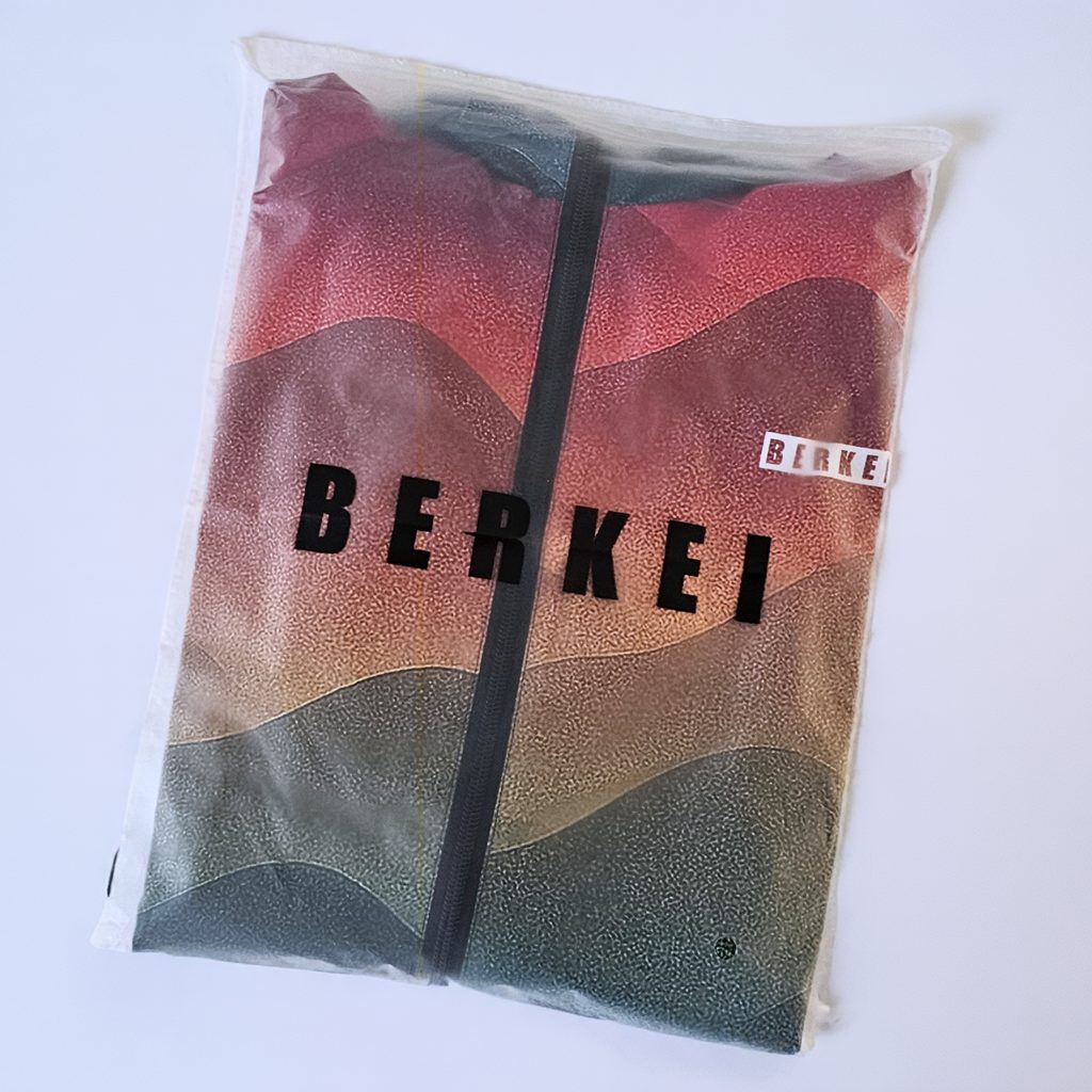 Bunter BERKEI Windbreaker Unisex Forest Sunrise in einer eleganten Verpackung