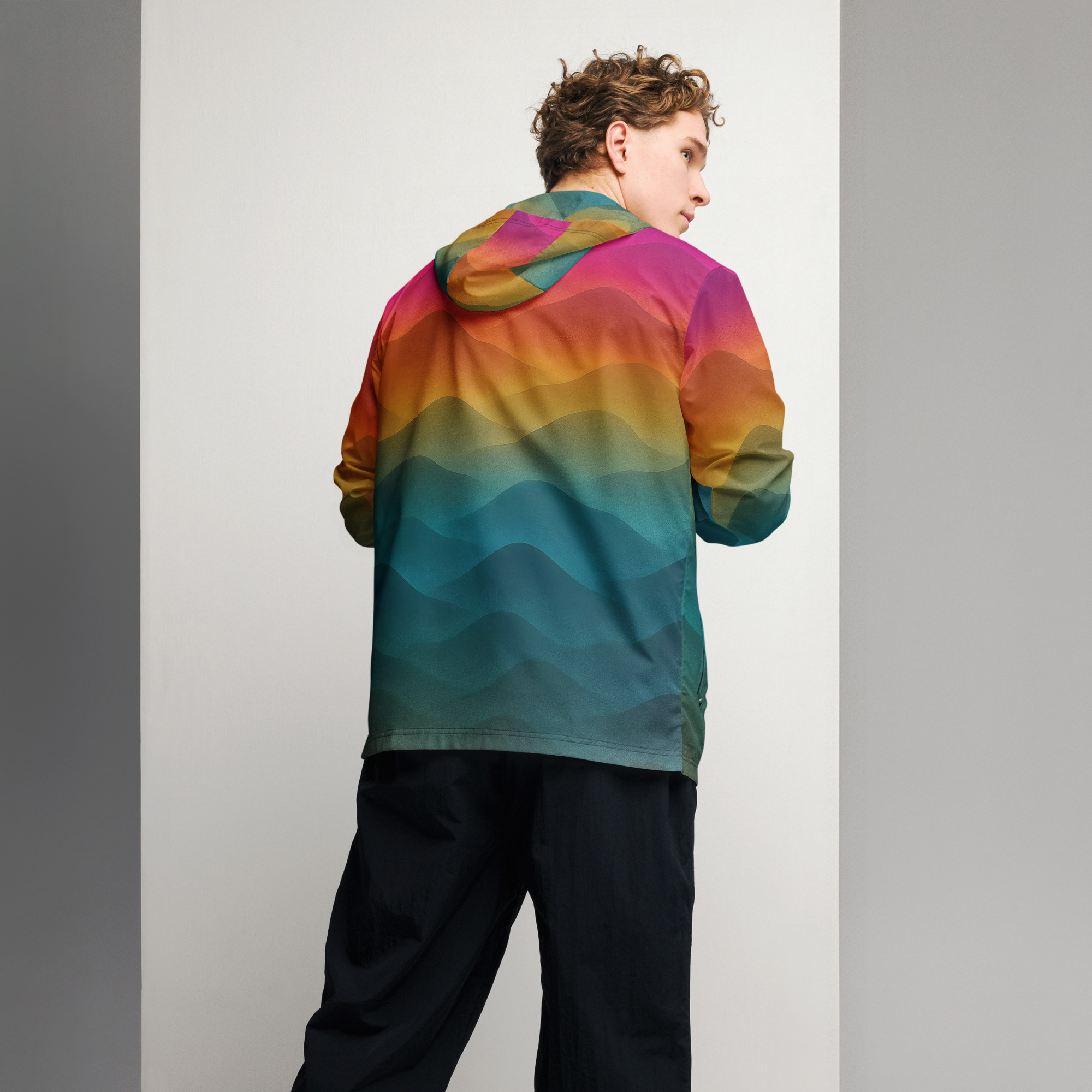 Farbenfroher BERKEI Windbreaker Unisex Forest Sunrise mit Gradientendesign in einer sportlichen Pose