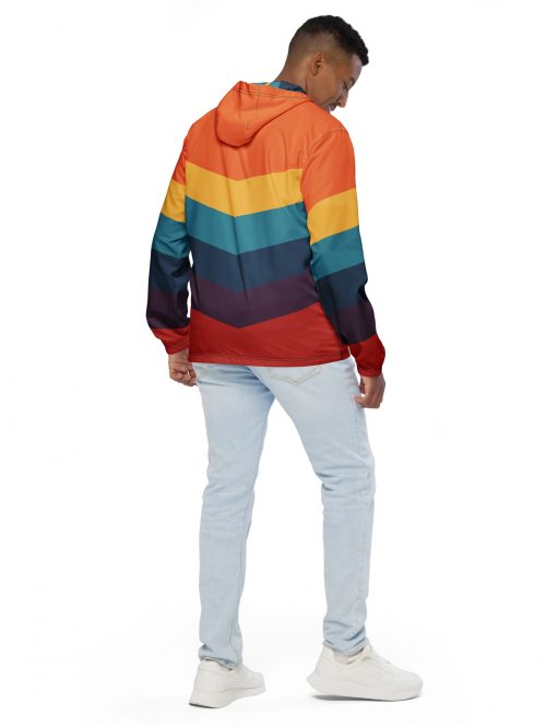 Bunter BERKEI Windbreaker Unisex Retro mit farbigem Streifenmuster, getragen von einem jungen Mann.