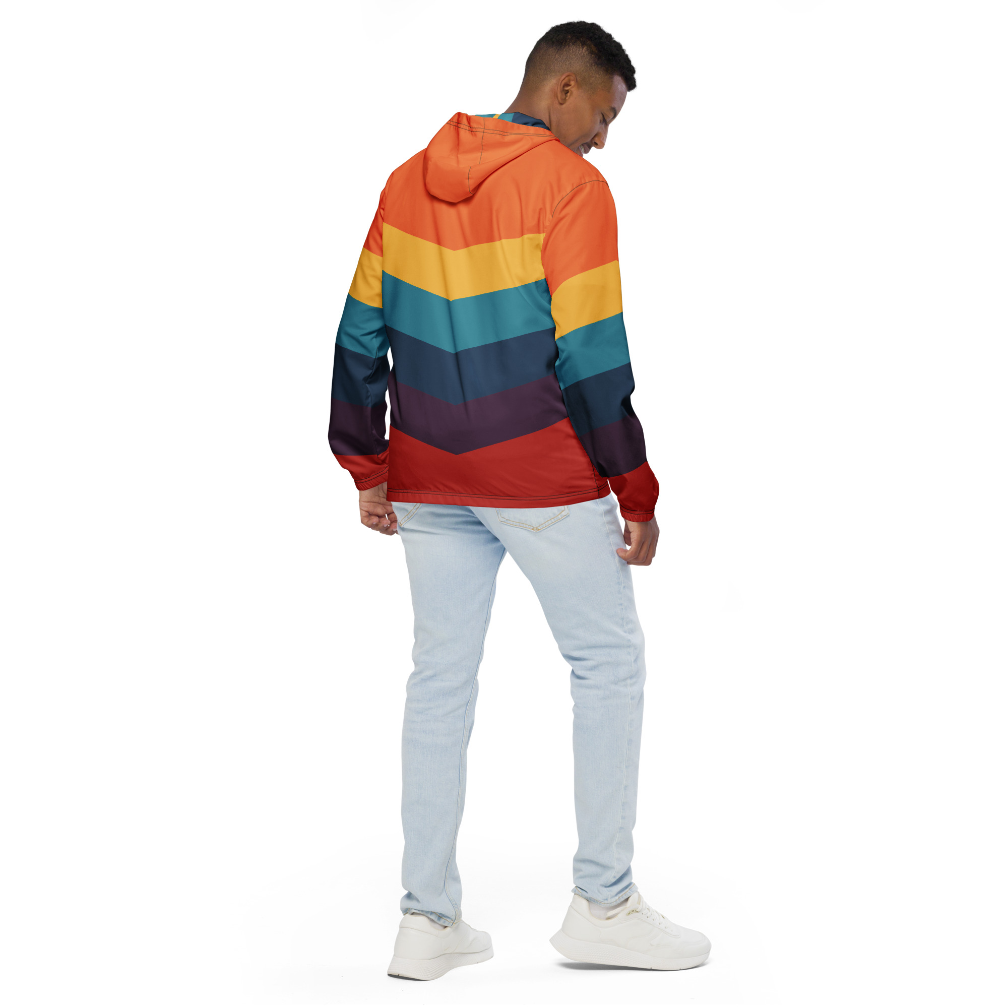Bunter BERKEI Windbreaker Unisex Retro mit farbigem Streifenmuster, getragen von einem jungen Mann.