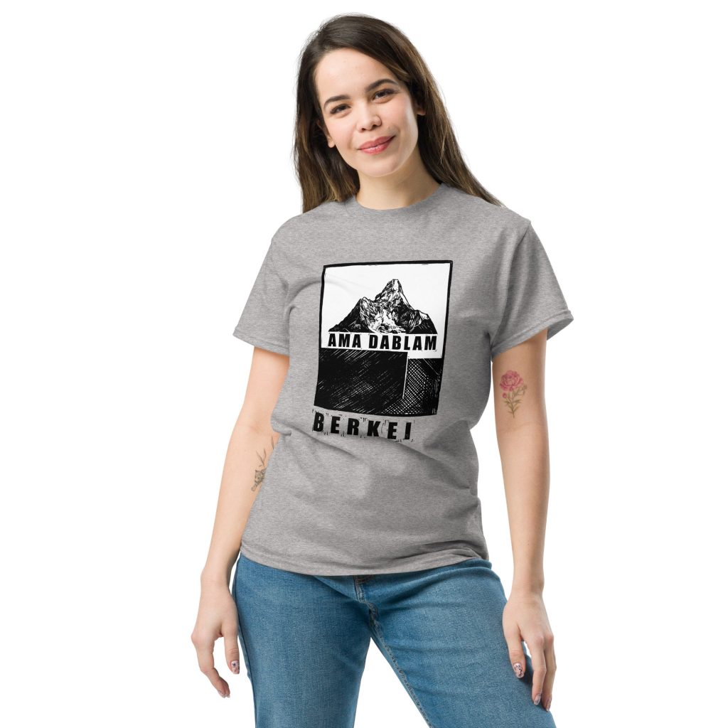 Graues T-Shirt von BERKEI mit Ama Dablam-Motiv, getragen von junger Frau