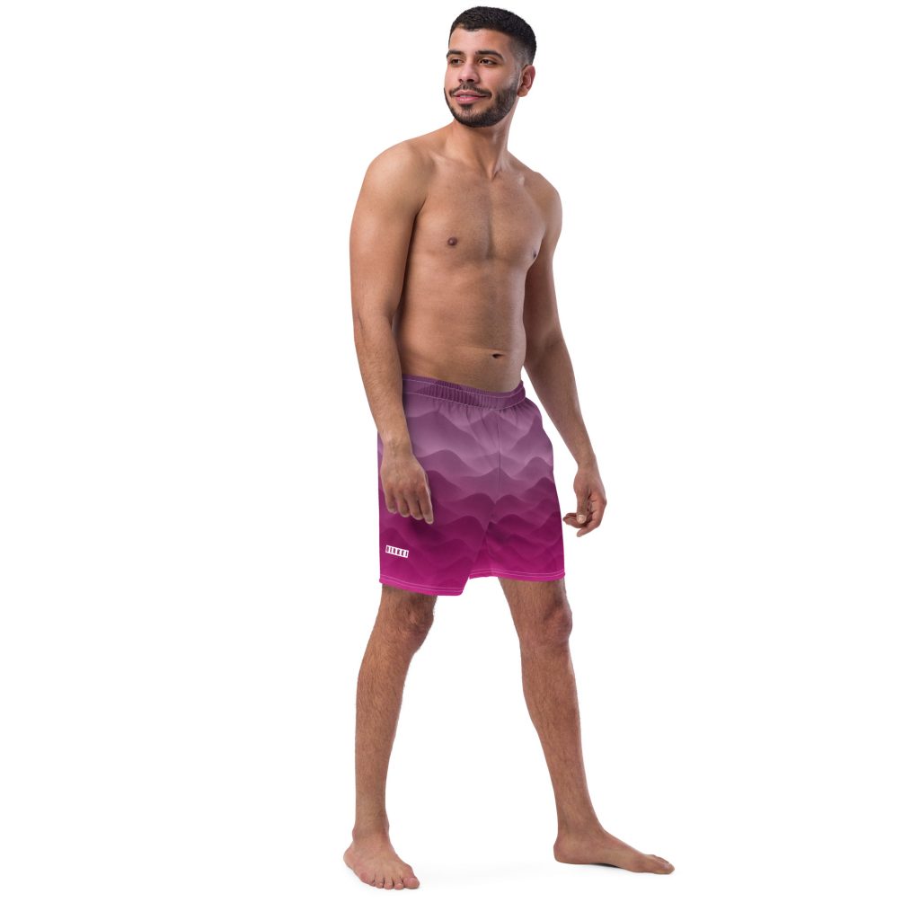 Stylische BERKEI Badehose Hazy Purple mit modernem Gradient-Design am Strand getragen.