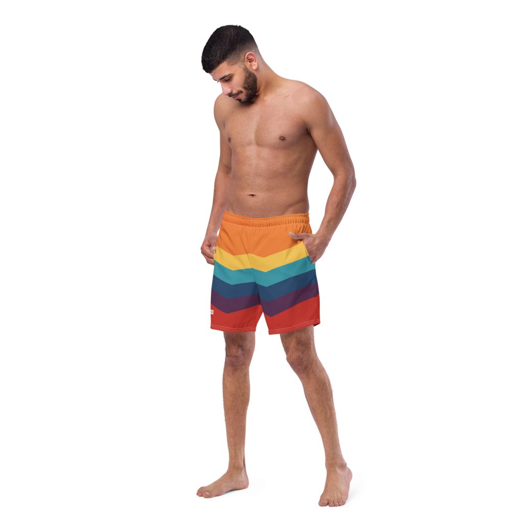 Mann in BERKEI Badehose Retro I mit bunten Streifen am Strand