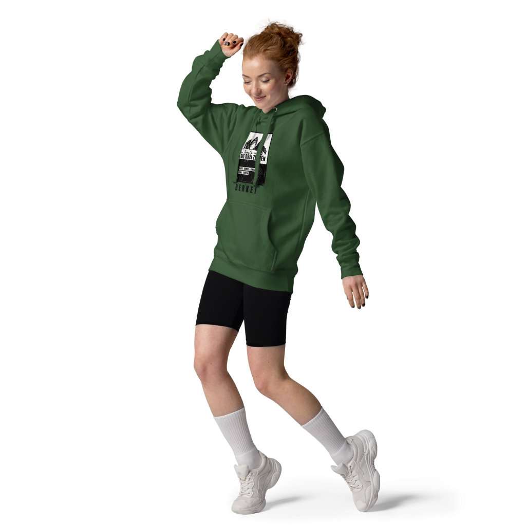 Sportliche junge Frau in grünem BERKEI Hoodie mit Die Drei Zinnen Motiv