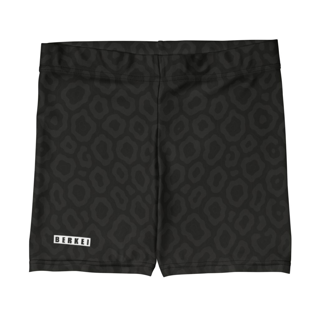 Schwarze BERKEI Shorts Midnight Leo mit dezentem Leopardenmuster für sportliche Aktivitäten