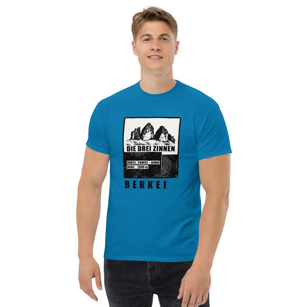 Mann trägt BERKEI T-Shirt mit Die Drei Zinnen Motiv in Blau