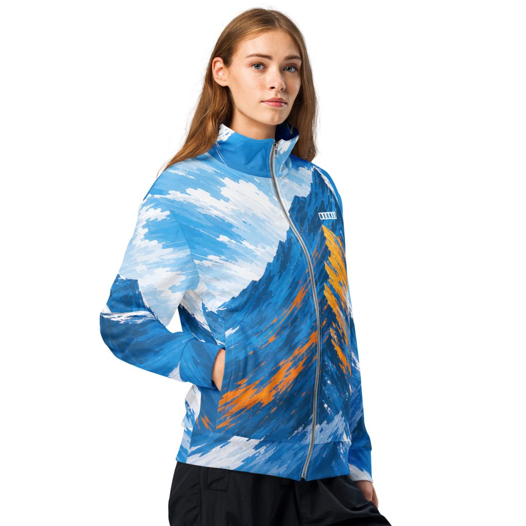 Bunte BERKEI Track-Jacke Alpine Rush auf einem jungen Model in Outdoor-Szene