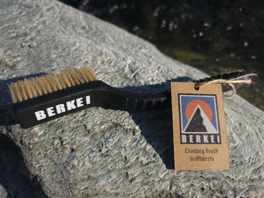 BERKEI Chalk Brush für das Reinigen von Klettergriffen auf steiniger Oberfläche