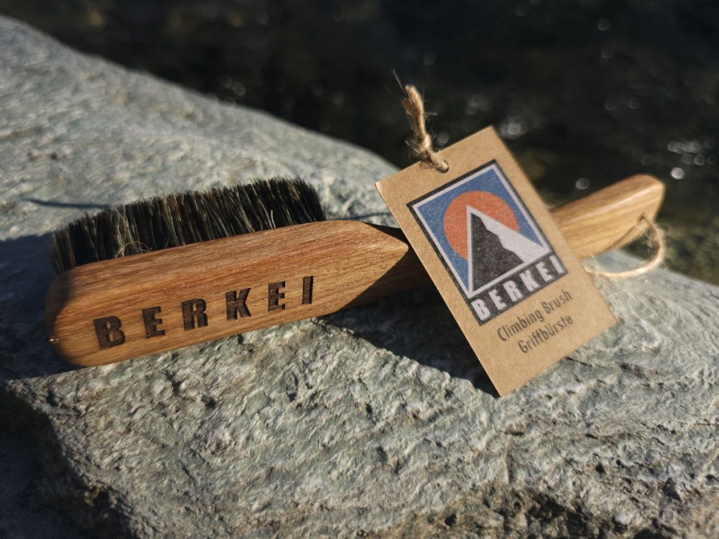 BERKEI Premium Griffbürste aus Hartholz mit robusten Borsten für Klettergeräte.